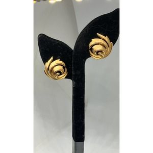 Vintage Crown Trifari Brushed and Polished Gold Wave Clip On Earrings